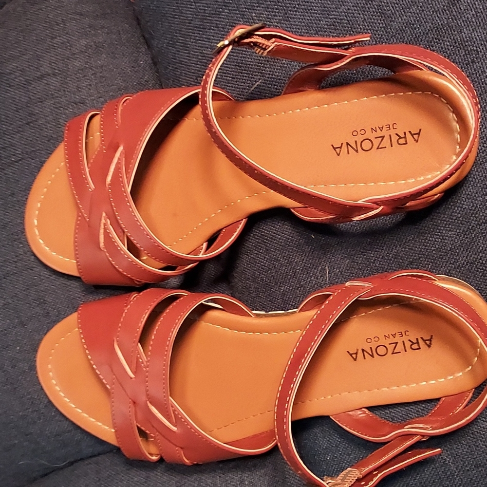Low heeled chocolate sandals